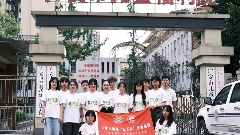 11.“螢火微光 燭照童心”實(shí)踐團(tuán)-福利院合照_副本.jpg