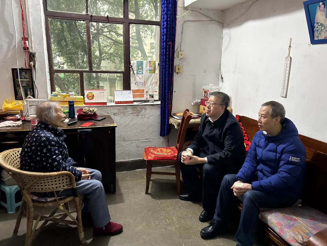 7校黨委副書記、紀(jì)委書記陶舉虎慰問困難老同志_副本.jpg