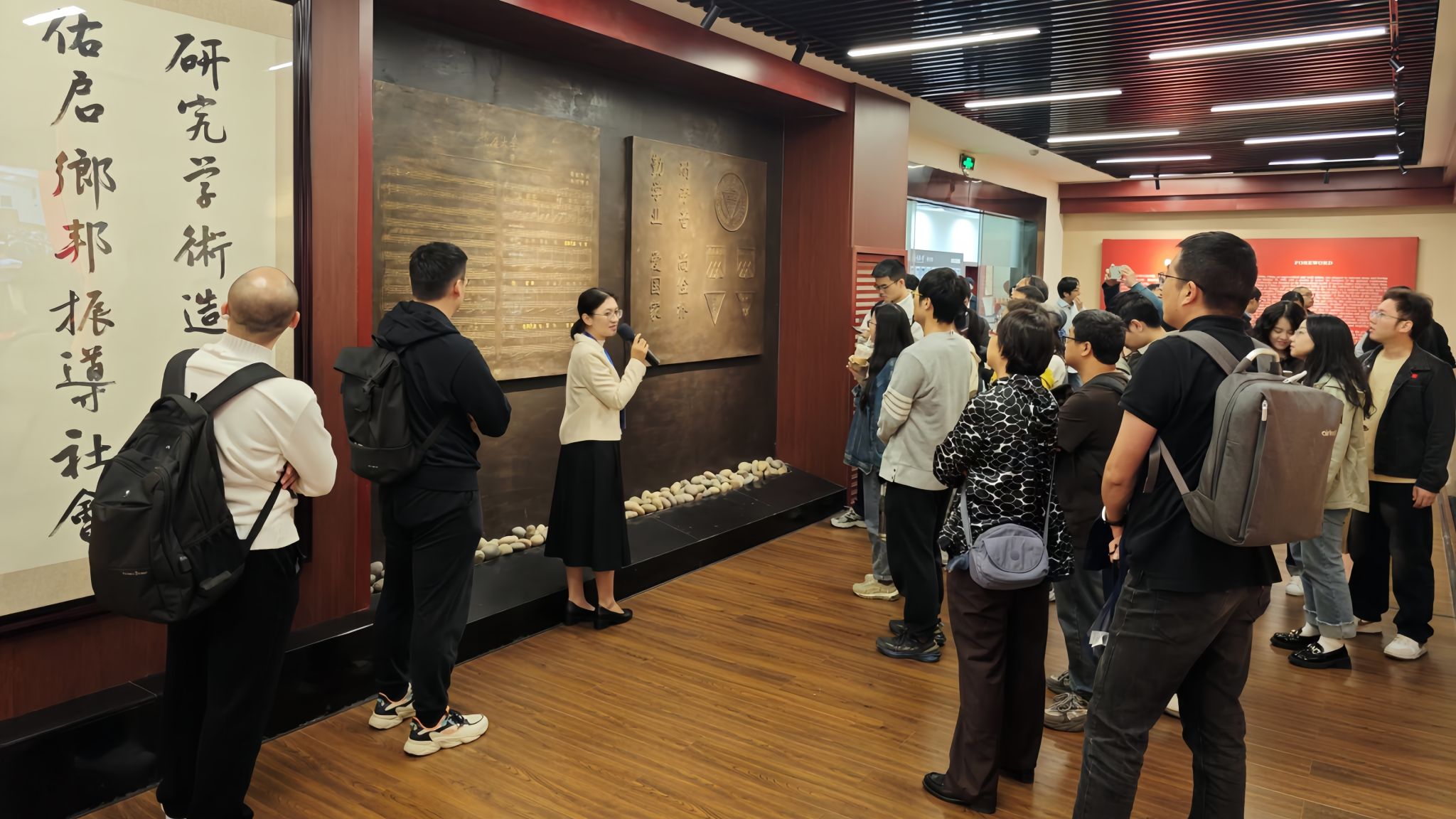 校史館參觀_副本.jpg