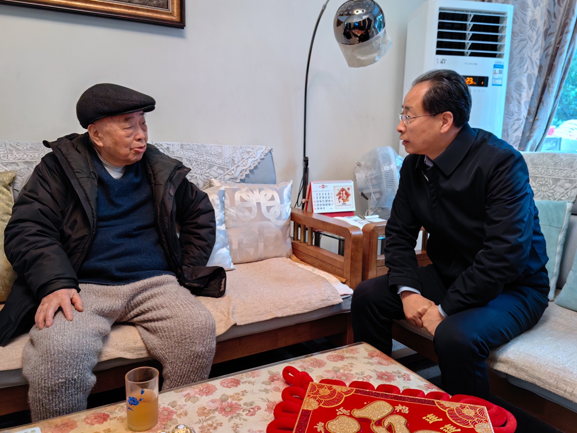 4校長王樹新慰問離休干部_副本.jpg
