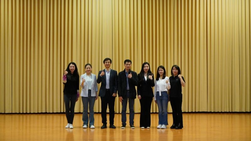 4 記者合影_副本.jpg